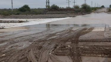 Tránsito interrumpido en Ruta 40, a la altura de Huaco, por crecientes