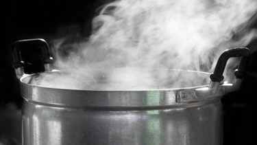 La peor niñera: como forma de disciplina quemó con una olla hirviendo al niño que cuidaba