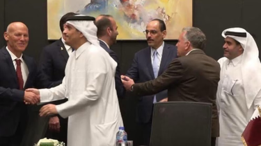 El negociador israelí Nitzan Alon (extremo izquierdo) estrecha la mano del primer ministro catarí, Mohammed bin Abdulrahman bin Jassim Al Thani, en una foto que indica el éxito de las negociaciones mediadas entre Israel y Hamás sobre un acuerdo de alto el fuego para la toma de rehenes en Gaza en Sharm el-Sheikh, en la madrugada del 9 de octubre de 2025. El segundo desde la derecha, de espaldas a la cámara, es el enviado especial de EE. UU. para Oriente Medio, Steve Witkoff. (Telegram / usado de conformidad con la cláusula 27a de la ley de derechos de autor)
