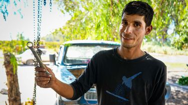 Chacarero, soñador y con rastrojero nuevo: la vida de Chaveta, el sanjuanino que se hizo viral por tirar su auto al canal