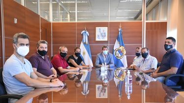 Con la mediación de Uñac en persona, hubo acuerdo en el transporte y se levantó el paro