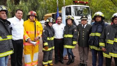 Los Bomberos de La Serena le regalaron una autobomba a los de Ullum