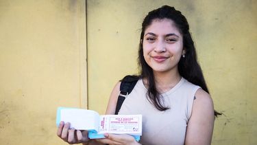 Ariana enseña el talonario de la rifa que está realizando para reunir dinero para poder cumplir su sueño de estudiar medicina.