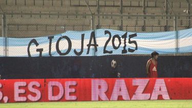 Aparecieron banderas con Gioja 2015