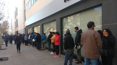 Una cola tremenda para pagar la luz ¿por qué?