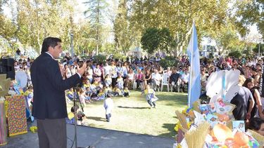 Los jardines de infantes municipales comenzaron con teatro y regalos