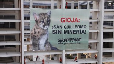 Greenpeace colgó una bandera en el Centro Cívico en contra de la minería en San Guillermo