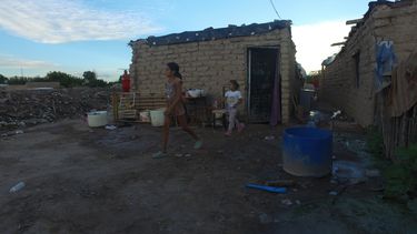 ¿Con quién dejarán a los hermanitos rescatados de una casa que casi tira la lluvia?