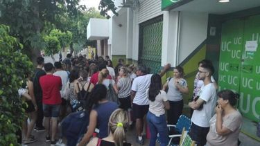 Caos y preocupación en la fila de estudiantes que pasaron la noche para inscribirse