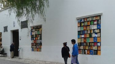 Los libros salen abiertos desde la casa de Sarmiento