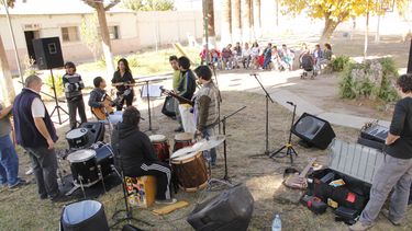 Show inédito: Artistas locales llevaron folklore a la cárcel de mujeres