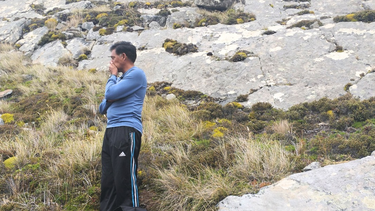 Oscar Albornó en Malvinas, en 2019, con lágrimas en los ojos, cuando se reencontró con su puesto de combate en las islas. Fue gracias a los viajes que organizaba el Gobierno de San Juan para excombatientes.