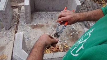 En Rivadavia los jóvenes fabrican nuevos bancos de las plazas