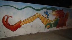 Un grupo de estudiantes pinta mural en el Museo de la Memoria