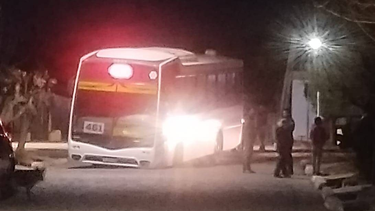 Cedió el pavimento en la calle de un barrio y una de las ruedas de un colectivo de la Red Tulum quedó enterrada. Foto: Radio Attlas