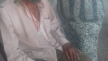 Sanjuanino vive en la indigencia: una mujer lo asistió y hasta le cortó el pelo