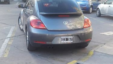 ¡Escrachado! Estaciona su costoso auto en la rampa para discapacitados