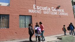 La triste historia del maestro del barrio Aramburu que llora en lugar de dar clases