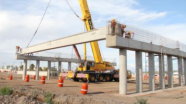 Así subieron una de las vigas gigantes de la Autopista San Juan – Mendoza