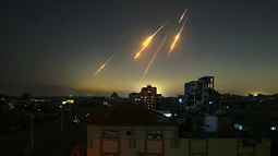 Esta imagen, tomada desde Nuseirat, muestra estelas de cohetes después de que Irán lanzara numerosos misiles contra Israel.AFP