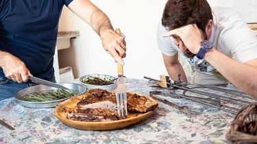 Un diputado sanjuanino se lució haciendo un asado a la llama en la TV Pública