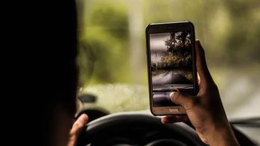 Hay aplicaciones que espían a través de la cámara del celular.