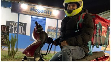 Ángel, el tiktoker rawsino que se convirtió en el delivery de las noticias