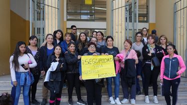 Madres y padres de la Escuela Paula Albarracín de Sarmiento pidieron más seguridad en el establecimiento educativo.