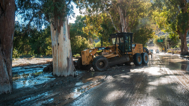 Trabajos con maquinaria pesada en la Ruta Provincial 12 y calle Las Moras, en Zonda, tras las lluvias que afectaron la zona.
