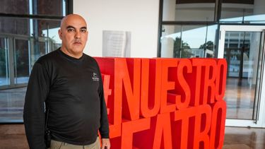 Quique Goyochea, orgulloso en el hall del Teatro del Bicentenario.