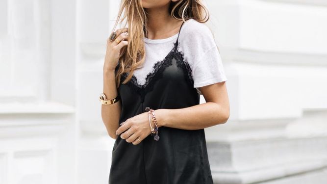Lucir vestidos lenceros con camiseta básica debajo ¿Sí o no?