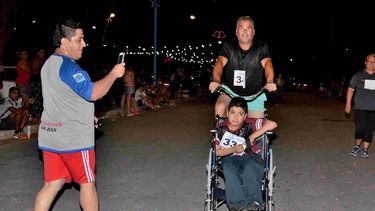 El invento albardonero que es furor: la silla de ruedas con bici para discapacitados motrices