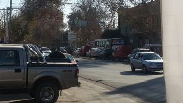Un semáforo roto causó un caos vehicular desde el mediodía