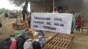 Acompañar desde el dolor: padres de víctimas de femicidio llevaron donaciones a la familia de Yoselí