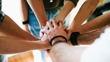 Amigos solidarios: recolectan abrigos, calzados y alimentos para los más necesitados