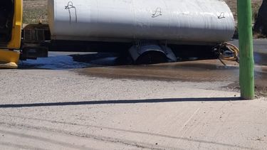 Fotos y video: un camión hidrante se hundió en una transitada calle de Pocito