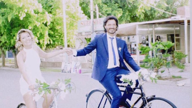 ¡Vivan los novios!: dos sanjuaninos se casaron y salieron de la iglesia en bicicleta