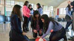 Alumnos de secundaria aprenden a hacer RCP