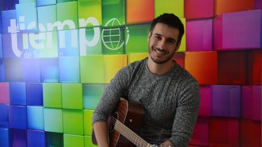 Mi sueño es poder llenar un teatro: quién es Bautista, el artista que atrapa con su voz y guitarra