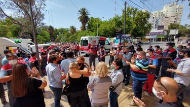 Hasta las lágrimas: conmovedor homenaje al médico fallecido por Covid en pleno centro sanjuanino