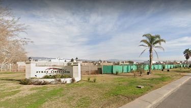 Vecinos del barrio privado Ayres Libertador se oponen a que se instale una estación de servicio en un terreno lindante.