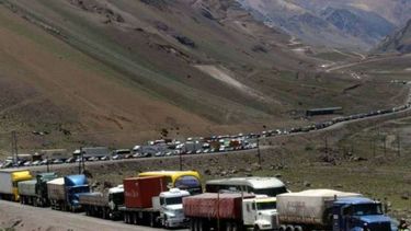 Por nuevas disposiciones en Chile hay cientos de camioneros sanjuaninos varados en la cordillera