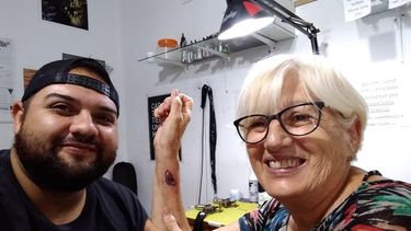 Sólo lo explica la pasión: tiene 70 años y se tatuó a ...