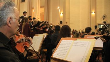 Festejo por los santos, con música presente