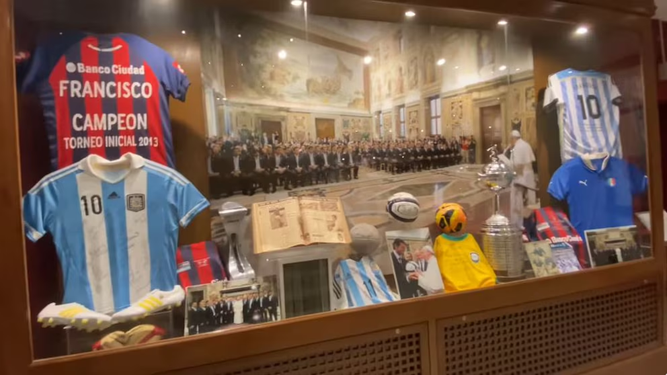 El papa Francisco montó un museo del fútbol en el Vaticano: de la camiseta de Messi a las reliquias de San Lorenzo