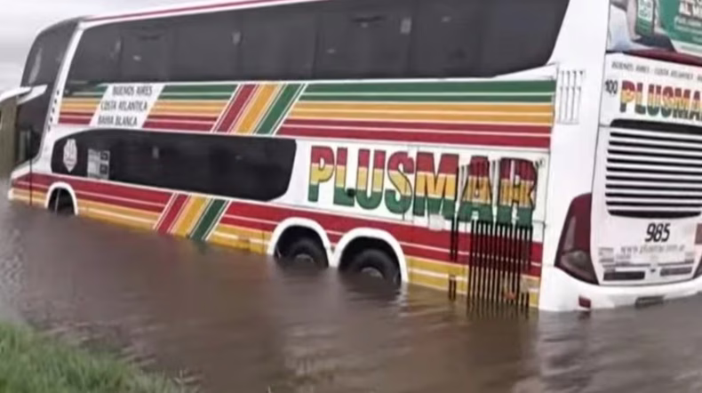 unos-40-pasajeros-fueron-evacuados-en-lancha-entre-carlos-casares-y-pehuajo-foto-la-pluma-online-BEBDFM6UAZHZTB6BHWQ7SASD4I