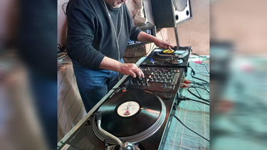 La música como estilo de vida: quién es Dani Funes, el disyóquey que abrió la pista de los 80 con un walkman