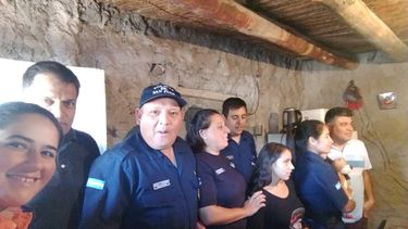 Jueves santo y solidario: policías donaron mercadería a familias pobres