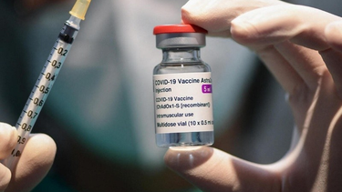 Admiten efectos secundarios raros de una vacuna contra el Covid.