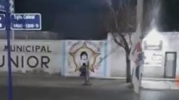 Mirá el video: un sanjuanino rezándole al mural de Diego Maradona